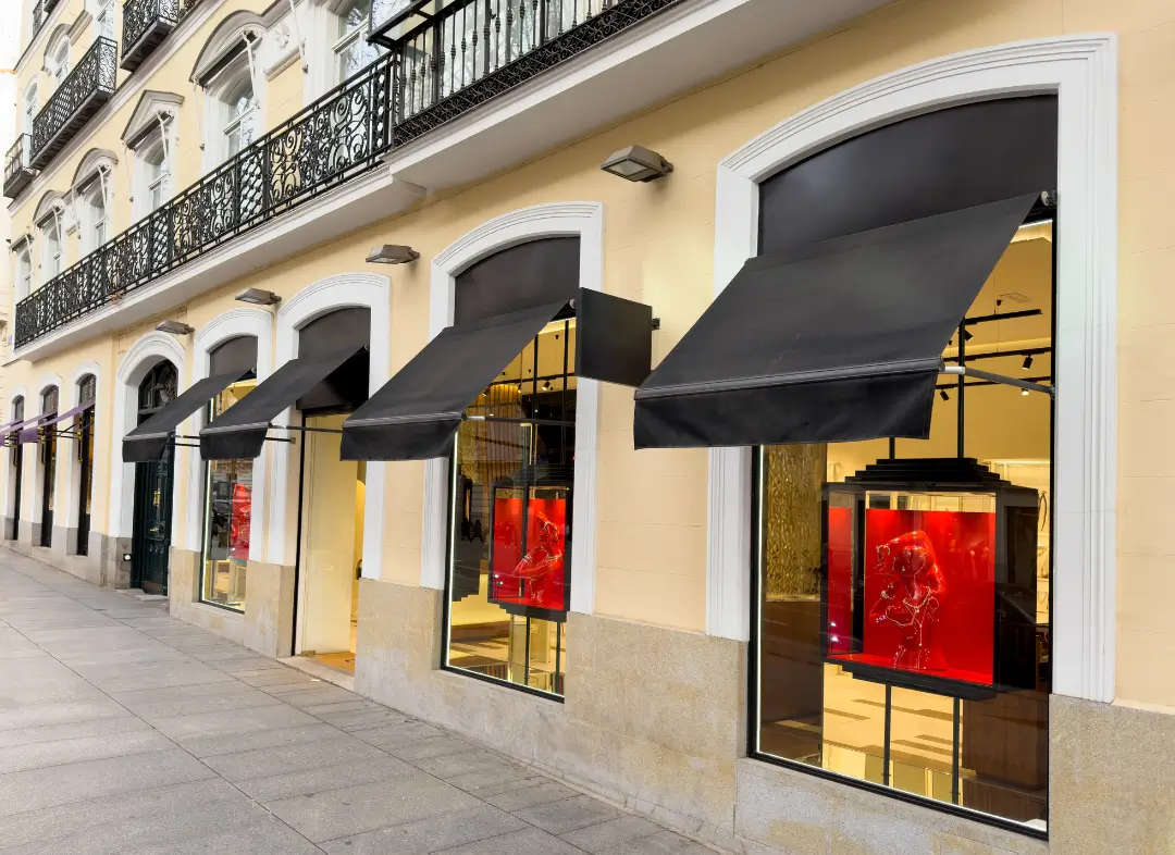 Façade vitrine de magasin en aluminium sur mesure à Sanary-sur-Mer